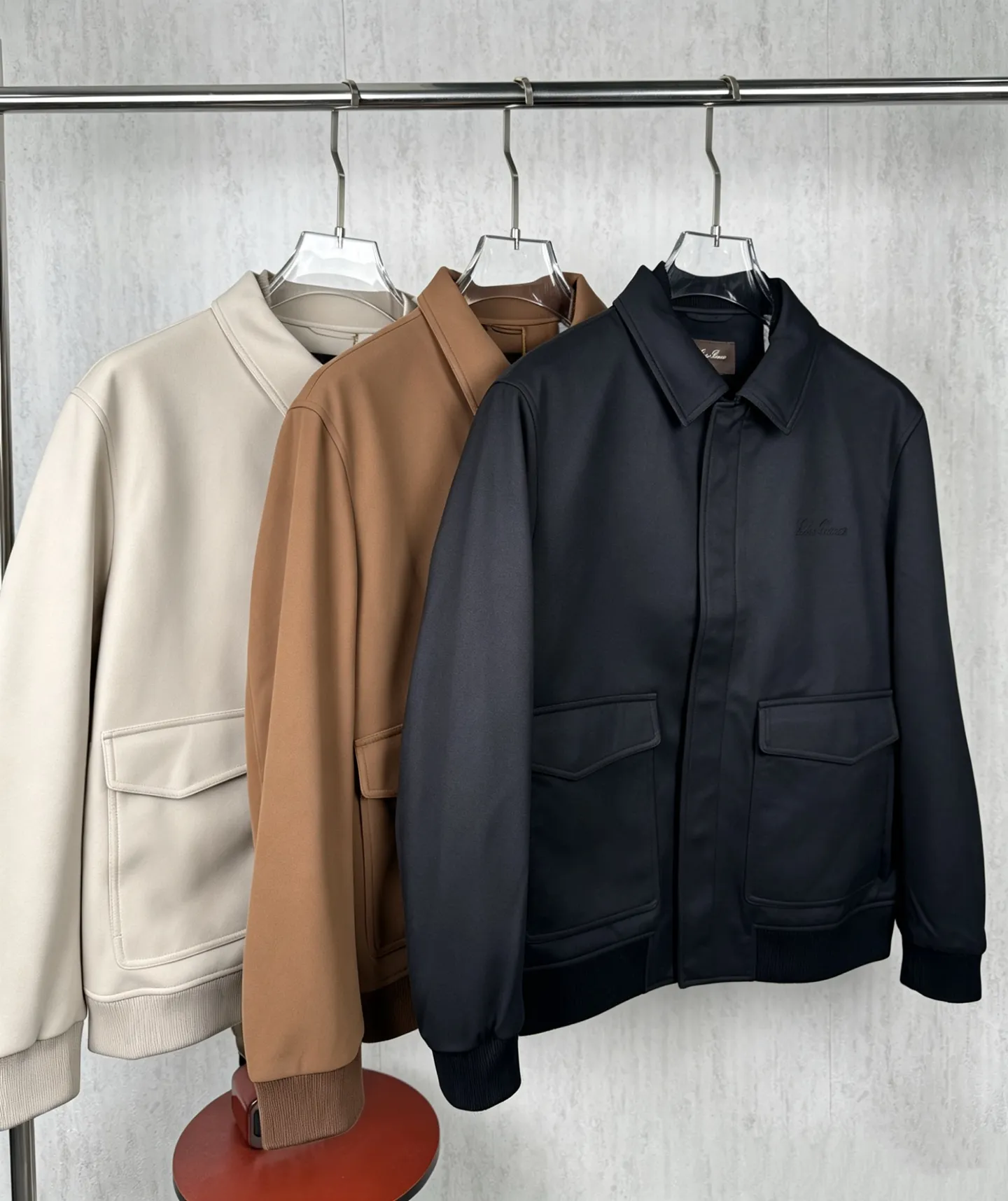 ! (Special version shipped next day) ❗️❗️❗️ LP LORO PIANA #6090 lapel flocked work jacket The brand's exclusive ultra-fine velvety blended fabric is selected, with a fine suede matte matte texture. The fabric has been stain-resistant and pre-shrunk, and feels soft and not stiff. The high-density weave takes into account both stiff muscles and breathable properties. The dark and light color system has one coloring standard, no color difference or whitening defects. It is suitable for both spring and autumn single wear and winter inner wear, taking into account the casual and relaxed feeling and light luxury texture‼ ️ Customized metal double-headed zipper on the placket, with double-layer overlocking of the same fabric as the zipper, which can be opened and closed repeatedly without blocking the fabric; double-flap patch pockets on the chest, with built-in embossed LP shield-shaped wheat ears logo embossed on the bag flap, and the three-dimensional embossing is evenly deep and does not collapse; the cuffs are engraved with bright Lp Silver round metal buckle, buttonholes are reinforced with double-layer overlocking, and the brand's handwritten logo is finely embroidered on the hem of the cuffs. The lines are delicate and not off-line. The hidden pockets on both sides are fully closed, and the bag mouth is densely reinforced with no exposed hard seams to rub against the skin. ◽The entire body is precision overlocked and stitched throughout the entire body🔍 The shoulder seams, side seams, armholes, hems, and bag flap edges are all reinforced with double-strand stitching Lapel suede-feel work jacket, ultra-fine suede blended fabric + bag flap embossed embossing + cuff precision embroidery triple process makes the production more difficult. The cutting loss of suede fabric is much higher than that of ordinary woven fabrics. Six-color batch color control quality inspection, double routing inside and outside, and multiple inspections of hardware embroidery , if the imprint is blurred, the embroidery is skipped or the cut pieces are misplaced, the whole piece is scrapped. It is an intuitive reflection of the hard-core quality of Italian light luxury commuter jackets. Men who prefer soft matte textures and low-key simple outfits can distinguish the huge gap between ordinary work jackets at a glance. Color: Brown Apricot Black Size:48 50 52 54 56